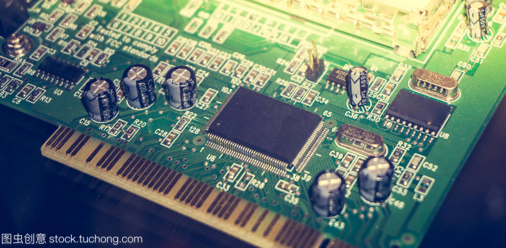 印制电路板的许多电器元件。关闭了图像。技术